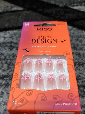 KISS LIMITED EDITION IRIDESCENT PINK HEART/SPIDER WED GLOW-IN-DARK MED OVAL NAIL